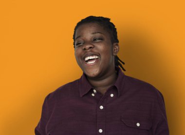 Afrikalı kadın gülümsüyor 