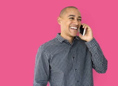 Mobil telefonda konuşurken gülümseyen adam 