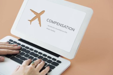 Dizüstü bilgisayarda yazan kadın klavyesi