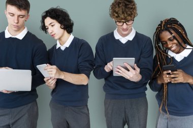  Dijital cihazlar kullanan öğrenciler