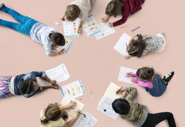 yerde yatarken çocuk