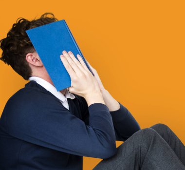 Adam için sınav kitap okumak