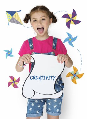 sevimli kız holding afiş 