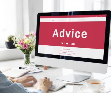 kadının ellerini klavyeden yazarak