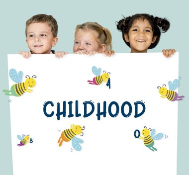 Çocuk afişini saklanıyor