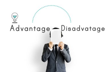 Dijital tablet tutan işadamı