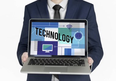 Dizüstü bilgisayar tutan adam 