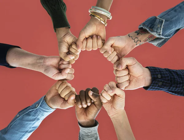 Mänskliga händer nävar tillsammans i cirkel — Stockfoto
