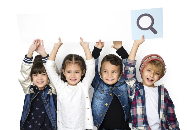 Дети держат баннер поисковой панели — стоковое фото