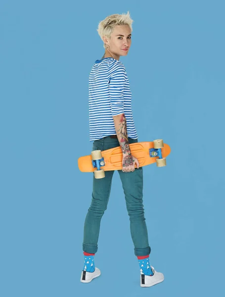 Donna che tiene Skateboard — Foto Stock