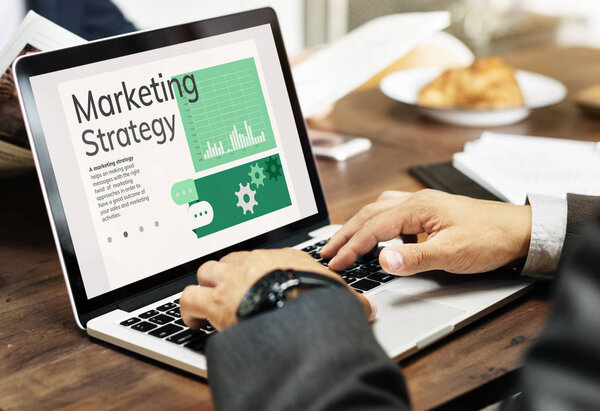 Бизнесмены печатают на клавиатуре ноутбука
