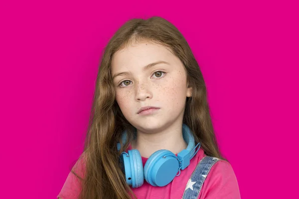 Niña solitaria con auriculares —  Fotos de Stock