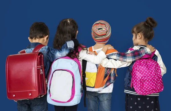 Crianças usando mochilas — Fotografia de Stock