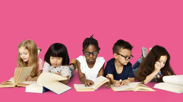 Niños leyendo libros — Foto de Stock