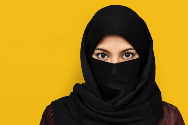 Muslim woman in purdah — Stock Photo, Image