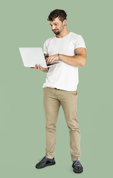 Knappe man met laptop — Stockfoto