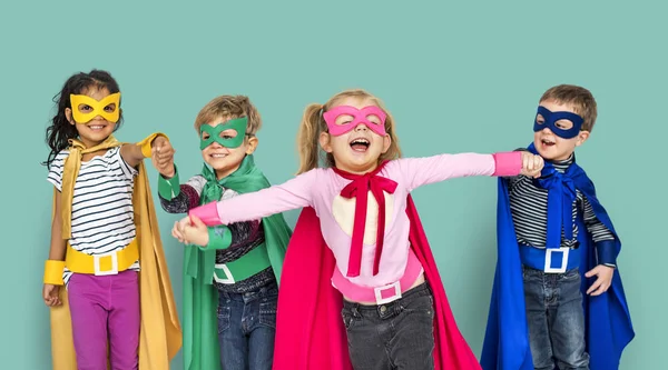 快乐的孩子，在超级英雄的服装 — 图库照片