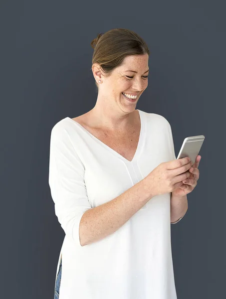 Mulher adulta usando telefone celular — Fotografia de Stock
