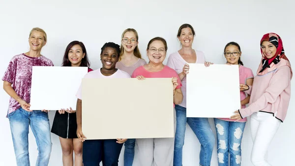 Mujeres sosteniendo tableros en blanco — Foto de Stock