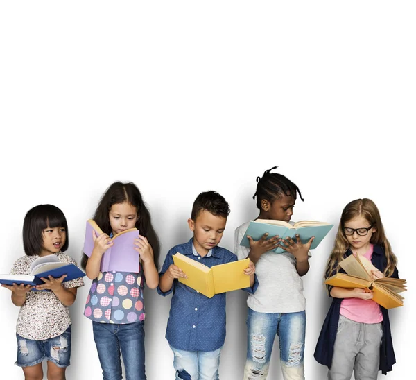 Niños leyendo libros —  Fotos de Stock