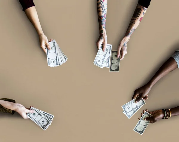Manos humanas sosteniendo dinero —  Fotos de Stock