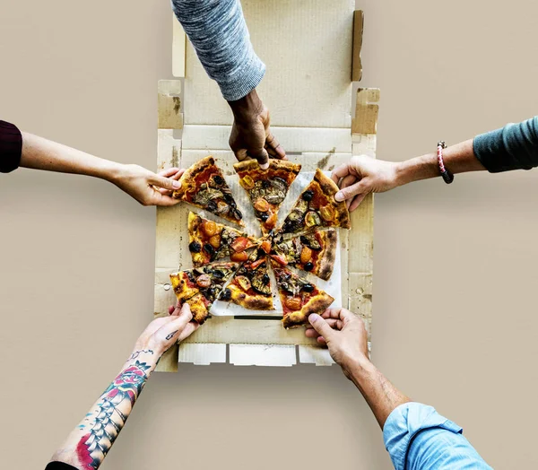 Mãos segurando fatias de pizza — Fotografia de Stock