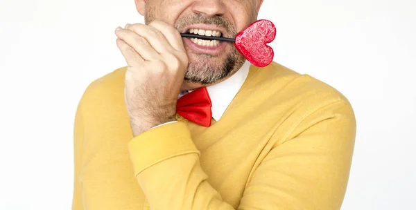 하트 모양의 사탕을 들고있는 남자 — 스톡 사진