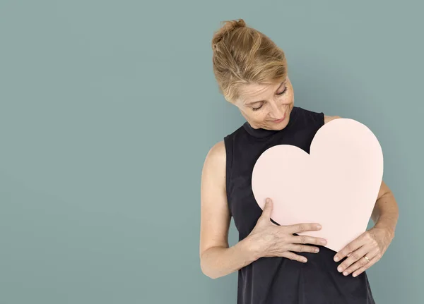 Mujer sosteniendo papel corazón —  Fotos de Stock