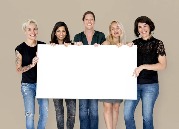Mulheres segurando papel banner em branco — Fotografia de Stock
