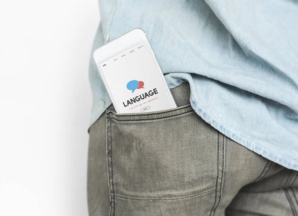 Смартфон в кармане мужских джинсов — стоковое фото