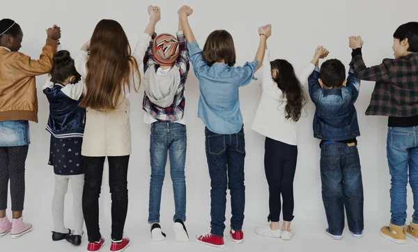 Diversité enfants debout en studio — Photo