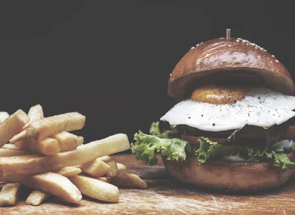 Deliciosa hamburguesa y papas fritas — Foto de Stock