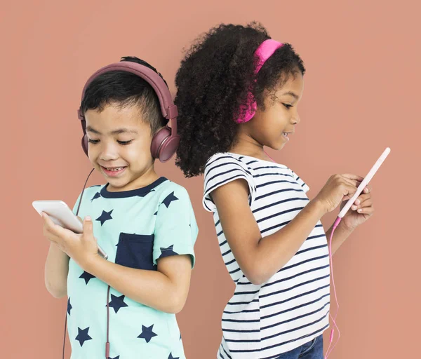 Хлопчик і дівчинка слухають музику в навушниках — стокове фото