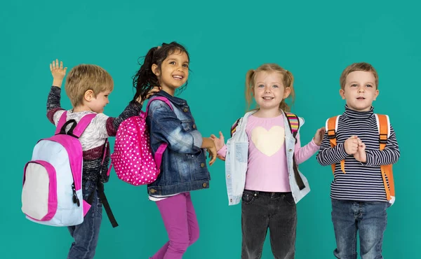 Bambini piccoli con zaini — Foto Stock