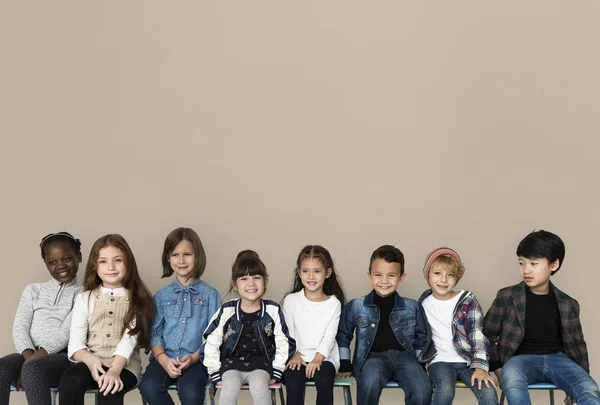 Enfants assis sur des chaises — Photo