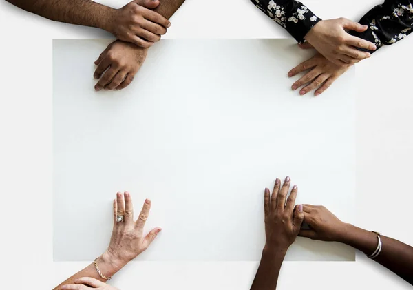 Gente de negocios con banner en blanco — Foto de Stock