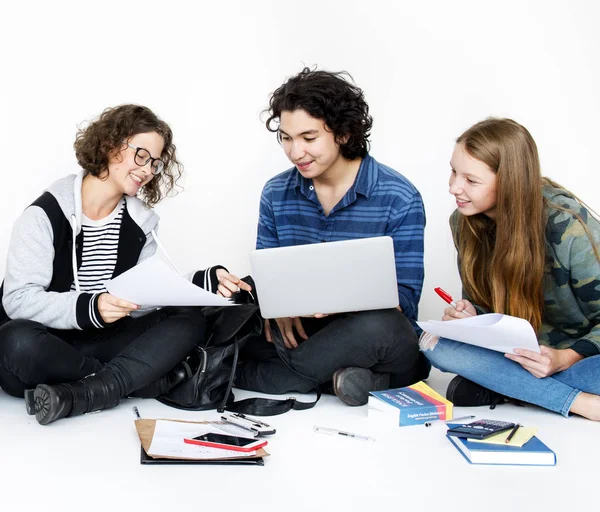 Estudantes fazendo alguma pesquisa — Fotografia de Stock