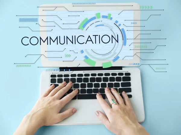 Dizüstü bilgisayarda yazan kadın klavyesi