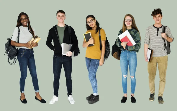 çok ırklı öğrenciler birlikte