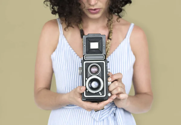 Γυναίκα με το εκλεκτής ποιότητας φωτογραφική μηχανή — Φωτογραφία Αρχείου