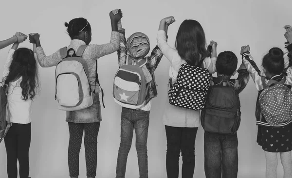 Διαφορετικότητα τα παιδιά στέκεται στο studio — Φωτογραφία Αρχείου