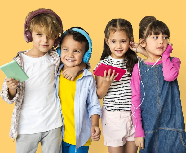 Bambini che ascoltano musica — Foto Stock