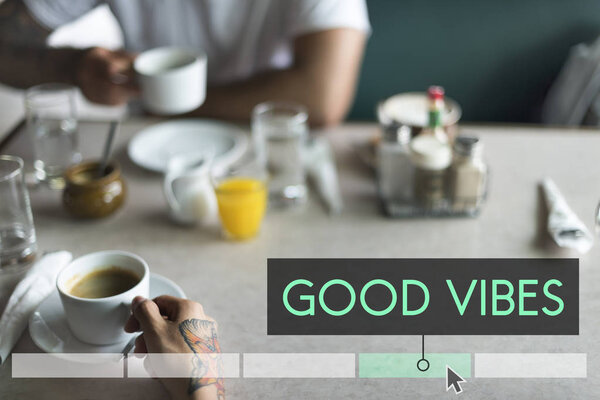 люди с кофе-брейком в кафе
