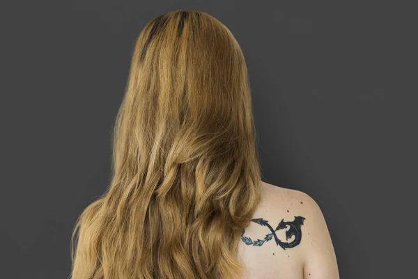 Frau mit Tätowierung am Rücken — Stockfoto