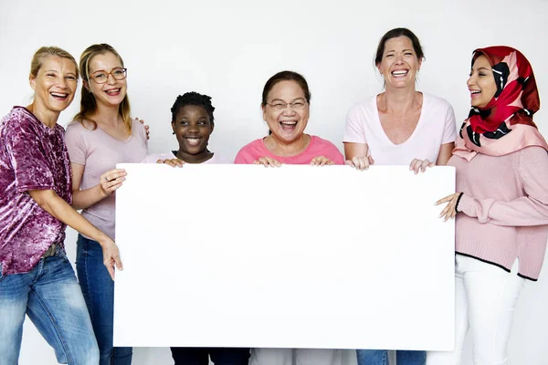 Mulheres segurando outdoor — Fotografia de Stock