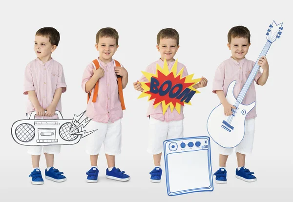 Niños pequeños con objetos musicales — Foto de Stock