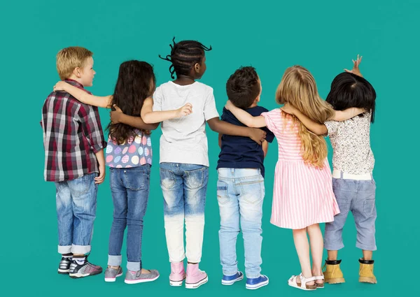 Τα παιδιά στέκονται μαζί και να αγκαλιάζει — Φωτογραφία Αρχείου