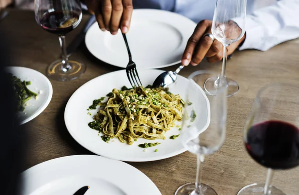 Mani Che Tengono Coltello Forchetta Ottenere Cibo Dal Piatto Fotoinsieme — Foto Stock