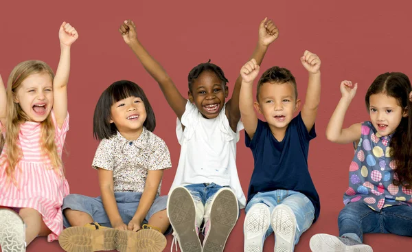 Kinder sitzen zusammen auf dem Boden — Stockfoto