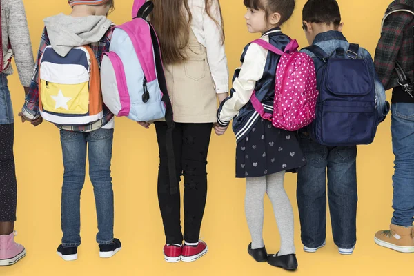 Enfants debout avec des sacs à dos — Photo